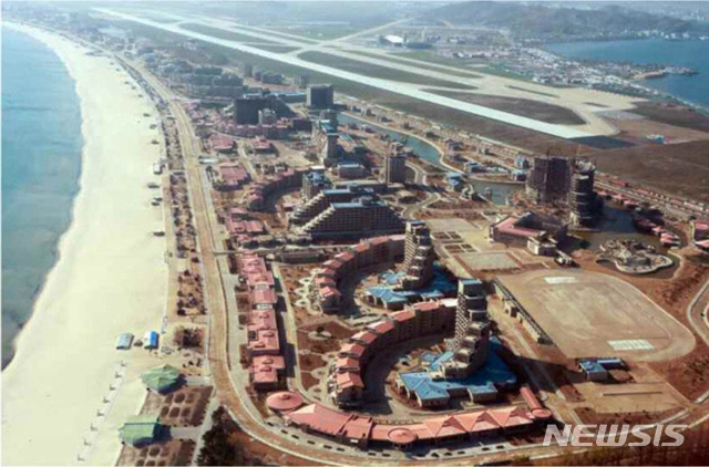 김정은 국무위원장이 원산갈마해안관광지구건설장을 현지지도했다며 노동신문이 6일 보도했다. 조선로동당 중앙위원회 부부장 조용원, 김응복이 동행했다.