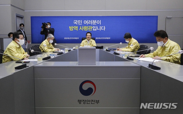 정세균 국무총리가 27일 오전 서울 종로구 정부서울청사에서 열린 '신종 코로나바이러스 감염증(코로나19) 대응 중앙재난안전대책본부 회의'에 참석해 모두발언을 하고 있다.