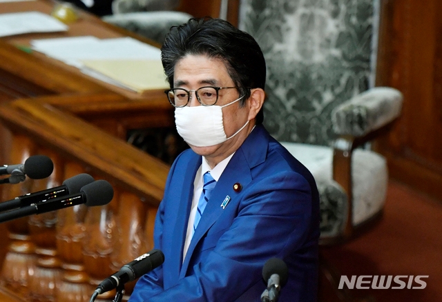 아베 신조 일본 총리가 27일 도쿄에서 열린 중의원 본회의에서 발언하고 있다.