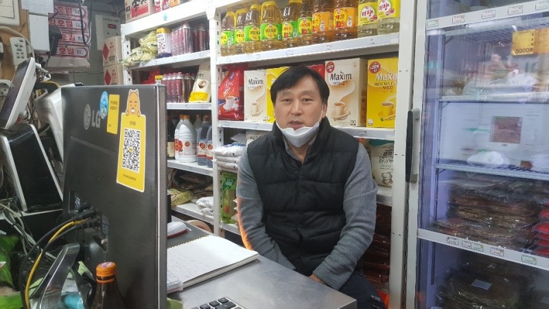안산시민시장에서 충북건어물(선경유통)을 운영하는 엄달용 사장이 코로나19로 침체된 전통시장을 살리기 위해선 온라인을 통한 판매가 유일한 대안이라고 설명하고 있다.