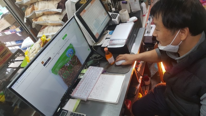 엄달용 사장은 올해부터 본인이 운영하는 가게의 제품을 직접 오픈 마켓에 올려 수익을 높이고 있다. 사진은 엄사장이 오픈마켓에 올린 아몬드 상품이다. 엄 사장은 포토샵 등 교육을 더 받아서 제품 이미지를 더욱 예쁘게 올리면 고객 반응이 좋을 것이라며 교육분야에 대한 전통시장 지원을 강조했다.