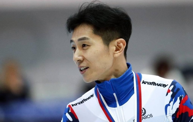 올림픽 쇼트트랙에서 금메달 6개을 딴 빅토르 안(한국명 안현수)이 공식적으로 은퇴를 선언했다.