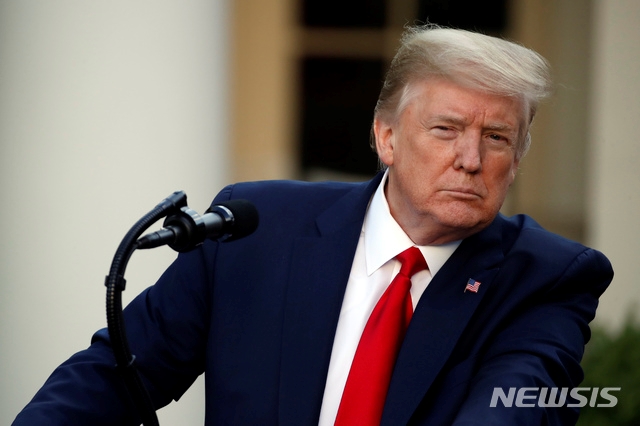 도널드 트럼프 미국 대통령이 27일(현지시간) 백악관 로즈가든에서 신종 코로나바이러스 감염증(코로나19) 관련 기자회견을 하는 모습.