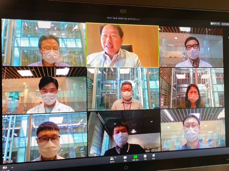 (사진=SK) 최태원 SK 회장이 27일 화상간담회를 통해 코로나19 백신을 개발하고 있는 SK바이오사이언스 연구원들을 격려하고 있다.