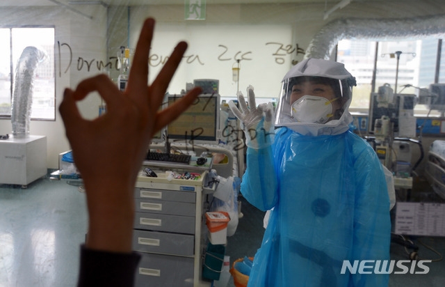 신종 코로나바이러스 감염증(코로나19) 사태가 안정세를 보이는 23일 오전 코로나19 중증환자들이 입원 중인 경북대병원 집중치료실에서 간호사들이 환자를 돌보고 있다.