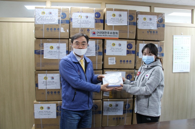 중국우슈협회가 지난 3월 대한우슈협회의 손 세정제 4000병 기증에 대한 답례로 마스크 12000장을 기증했다