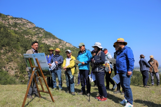 영암군의회 소속 의원들과 관계자들이 명사탐방로 주요 노선을 답사 하면서 설명을 듣고있다/사진=영암군