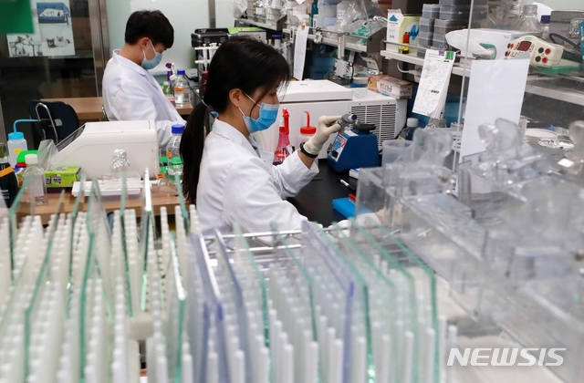 지난 10일 서울의 한 진단시약 개발업체에서 연구원들이 코로나19 진단키트 연구분석을 하고 있다.