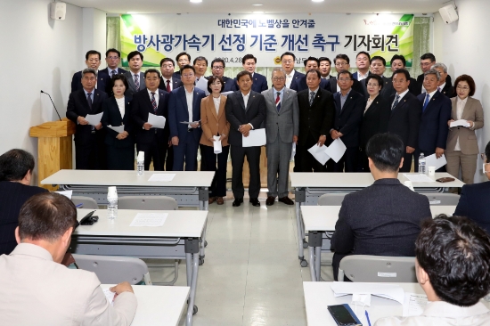 28일 전남도의원들은 도의회 브리핑실에서 방사광가속기 부지선정 기준에 대한 개선을 촉구하는 성명서를 발표했다/사진=전남도의회 