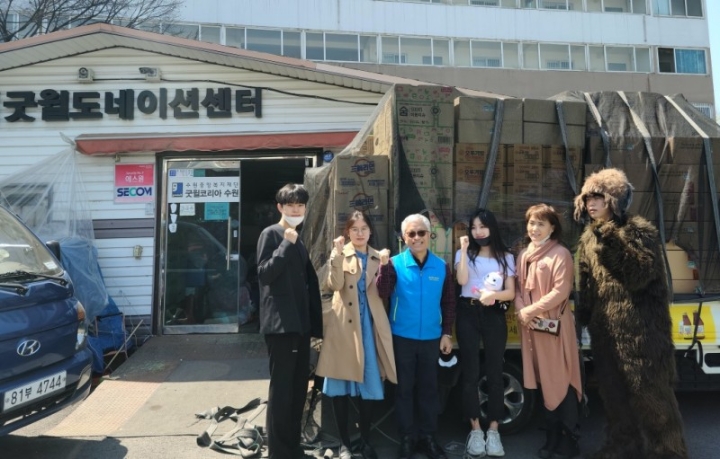 비고라이브와 유튜버 정선호가 '굿윌 스토어 수원점'에 코로나19 물품 기부를 진행했다. 사진은 왼쪽부터 BJ 수노, 굿윌 스토어 관계자(2인), BJ 다빈스, 박근미 여사(정선호님 어머니), 유튜버 정선호.