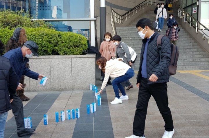 유튜버 정선호가 수원역 앞에서 '2m 사회적 거리두기' 캠페인을 실행하고 있다.