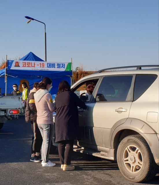 영암군은 「코로나-19」감염병 예방 및 지역사회 확산방지를 위해, 영암축협가축경매시장을 지난 13일 재개장해 매주 월요일 방역 지도·점검 실시 중이다/사진=영암군