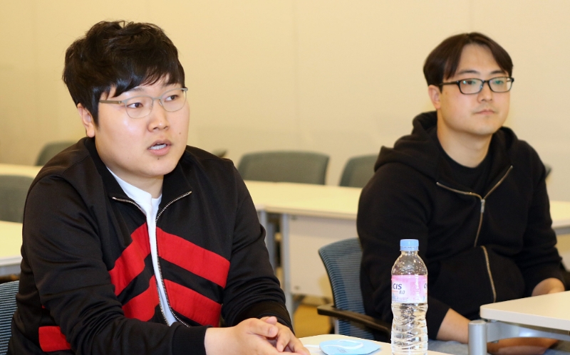 왼쪽부터 제로게임즈 박장수 대표, 라인게임즈 김민규 대표.