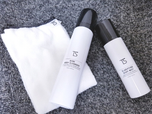 등 가슴 라인 돋보이는 과감한 패션에 여드름 낭패…순한 바디워시, 타올, 미스트로 사전케어