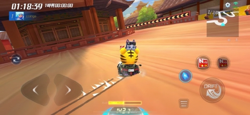 모바일에 최적화된 간편 조작으로 시원한 드리프트를 즐길 수 있다.