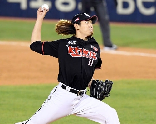 KT와 롯데가 불펜진을 7명, 8명을 내세 우는 철벽계투로 SK와 NC에 나란히 승리했다. 사진은 KT의 마무리로 나온 이대은의 역투하는 모습