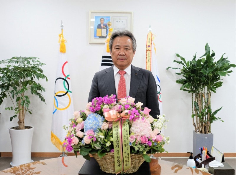 대한체육회 이기흥 회장이 코로나19로 어려움에 처한 화훼농가를 돕기위한 ‘플라워 버킷 챌린지’에 동참했다.