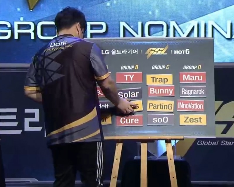 B조에 있던 백동준과 A조에 있던 김대엽을 맞바꾸는 박령우(사진=중계 화면 캡처).