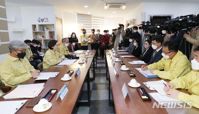 유은혜 사회부총리 겸 교육부 장관은 29일 오후 서울 성동구 무학여자고등학교에서 방역전문가들과 간담회를 갖고 등교개학에 대한 방역 측면의 자문을 구했다.