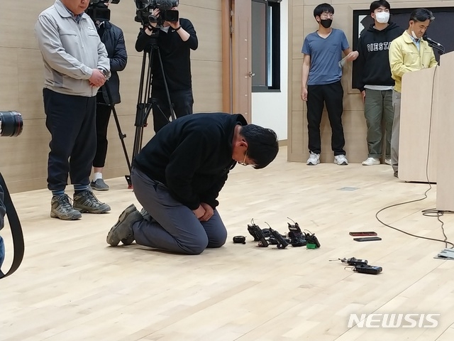 38명이 숨진 경기 이천 물류창고 공사 시공을 맡은 ㈜건우 대표이사가 30일 화재 참사 유가족이 대기하는 모가실내체육관을 찾아 무릎을 꿇고 사과하고 있다. 사진=뉴시스