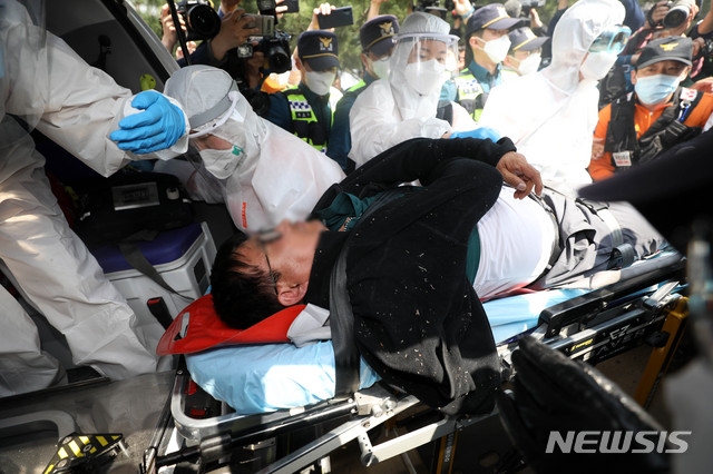 30일 경기 이천시 모가면 물류창고 공사장 화재 사고 유족이 대기 중인 인근 체육관에서 사고 업체 대표가 사과를 마친 후 실신해 구급차에 탑승해 인근 병원으로 후송됐다. 사진=뉴시스