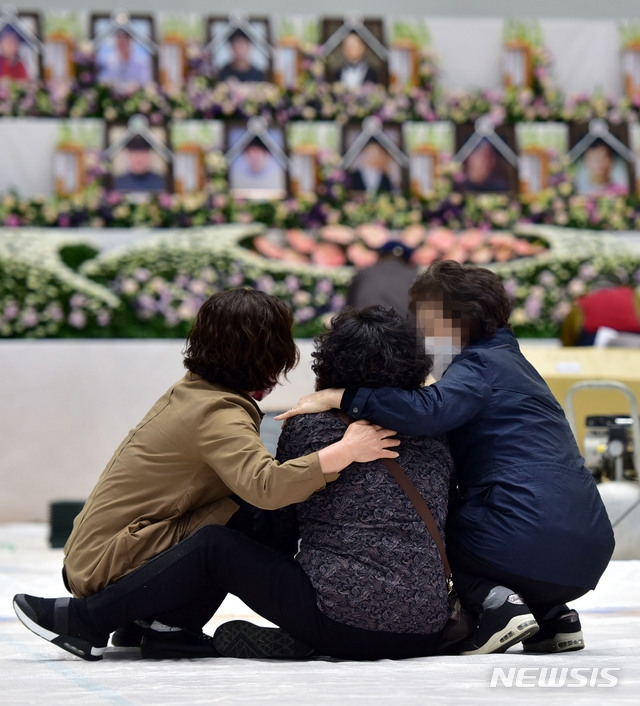 30일 이천 물류창고 화재 사고 사망자를 위한 합동 분향소가 마련된 경기 이천시 창전동 서희청소년문화센터에서 유가족들이 눈물을 흘리고 있다. 사진=뉴시스