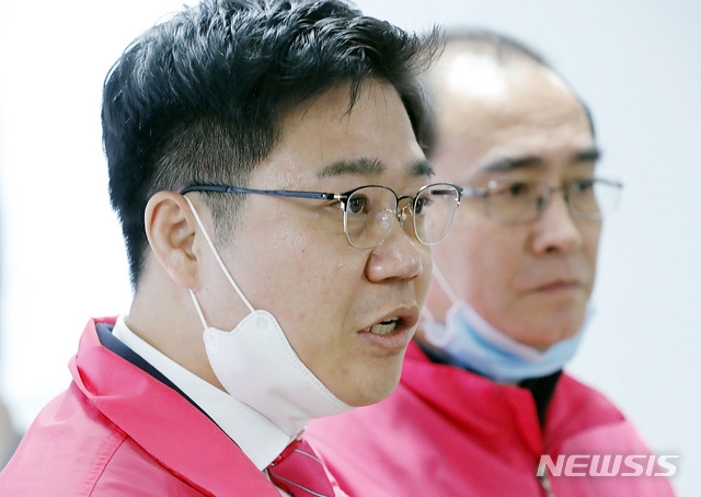 제21대 총선 미래한국당 비례대표 지성호(왼쪽) 후보가 10일 서울 강남구갑 미래통합당 태구민(태영호) 후보의 선거사무소를 방문해 태 후보와 면담 후 취재진 질문에 답변하고 있다.