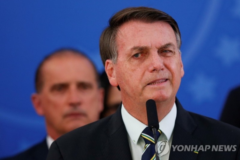 (브라질리아 로이터=연합뉴스) 자이르 보우소나루 브라질 대통령이 지난달 24일(현지시간) 수도 브라질리아의 플라날투궁에서 기자회견을 하고 있다. 이 기자회견은 이날 세르지우 모루 법무장관이 보우소나루 대통령의 경찰 수사 부당 개입을 주장하며 사임을 발표한 후 이뤄졌다.