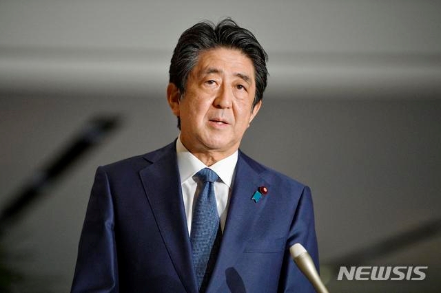아베 신조(安倍晋三) 일본 총리가 30일 일본 도쿄의 총리 집무실에서 기자들의 질문에 답하고 있다. 일본 진보매체인 아사히 신문은 이날 보도에서 전국 여론조사 결과 총리 교체 방식에 대한 질문에 46%가 "중의원 선거를 통한 정권 교체로 총리가 바뀌는 것이 좋다"고 답하며 1위를 차지했다고 전했다.