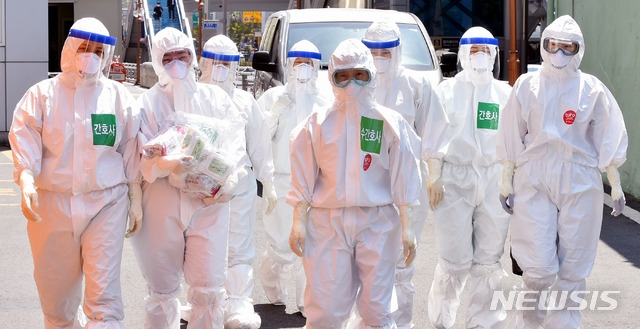 국내 첫 신종 코로나바이러스 감염증(코로나19) 확진환자가 발생한지 100일째인 28일 오후 코로나19 지역거점병원인 대구 중구 계명대학교 대구동산병원에서 근무 교대를 위해 방호복을 착용한 의료진이 병동으로 들어가고 있다.