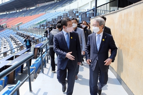 박원순 서울시장과 KBO 정운찬 총재가 1일 잠실구장을 둘러보고 있다.