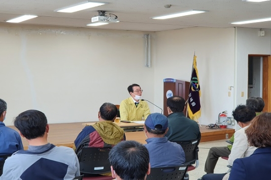 박우량 신안군수는 지난달 28일 오전 10시경 압해읍사무소 2층 대회의실에서 자원순환시설(폐기물 재활용시설)사업 허가를 위한 주민설명회를 개최했다./사진=김정훈 기자