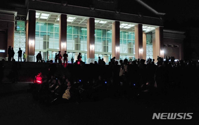 육군 제22보병사단 신병교육대 신병들이 2일 오전 산불 위험지에서 빠져 나와 강원 고성군 토성면 경동대학교로 대피했다. 사진=뉴시스