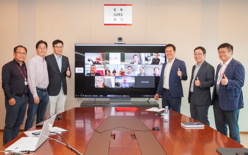 (사진 왼쪽부터) SK텔레콤 하민용 경영기획2그룹장, 김윤 CTO, 하형일코퍼레이트2센터장, 박정호 사장, 유영상 MNO사업부장, 강종렬 ICT인프라센터장 (TV 화면) 팀 회트게스 회장 등 도이치텔레콤 경영진