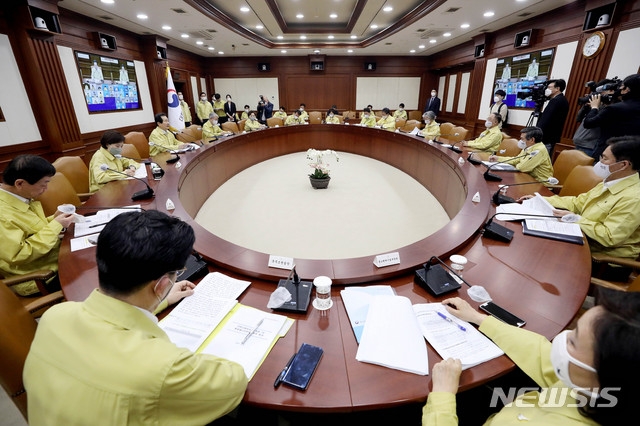 정세균 국무총리가 1일 오전 서울 종로구 정부서울청사에서 열린 신종 코로나바이러스 감염증(코로나19) 대응 중앙재난안전대책본부 회의에 참석해 발언하고 있다.