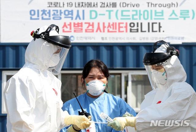황금연휴 첫날인 지난 30일 오전 인천시 연수구 선학경기장 드라이브 스루 선별 진료센터에서 의료진이 쉬지도 못하고 신종 코로나바이러스 감염증(코로나19) 예방을 위해 업무준비를 하고 있다.