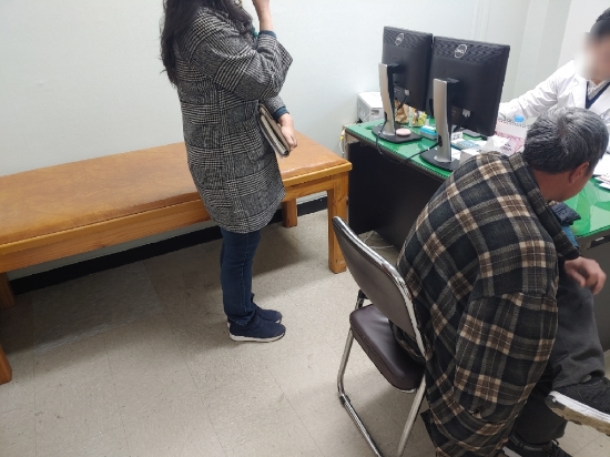 신안군은 방문간호사 어르신 돌봄을 위한 방문건강계를 신설하고, 두 달여간 '찾아가는 보건·복지 연계 서비스'를 실시한 결과 총 1천731가구를 방문 보건서비스 246회, 복지서비스 554회를 실시했다.(신경정신의학과 진료에 정신 전문 간호사 동행)/사진=신안군