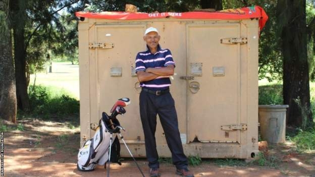 노숙자에서 프로골퍼가 된 남아공의 르웨린 바네스(59). 골프장 안에 컨테이너 집도 새로 얻었다. [BBC 제공]
