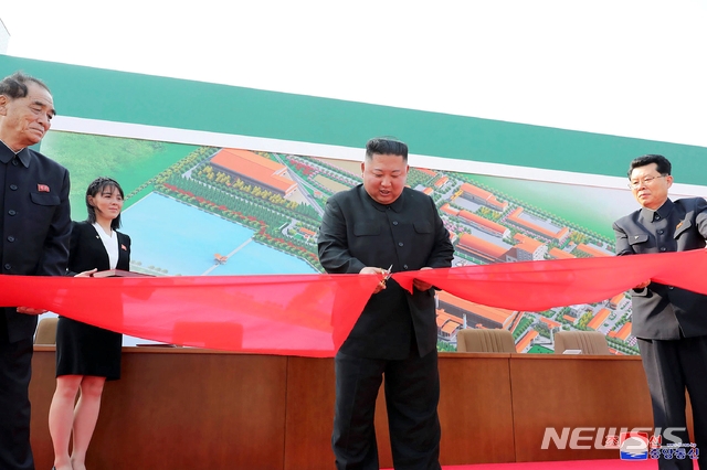 (사진=뉴시스) 김정은, 20일 만에 공개활동…김여정과 비료공장 준공식 참석. 사망설에 휩싸였던 북한 김정은 국무위원장이 20일 만에 공개활동을 재개하며 건재함을 과시했다. 김 위원장이 노동절(5·1절)이었던 지난 1일 순천인비료공장 준공식에 참석했다고 조선중앙통신이 2일 보도했다.