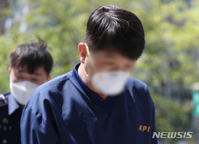 라임자산운용 사태 연루 의혹을 받고 있는 김모 청와대 전 행정관이 2월 18일 오후 서울 양천구 서울남부지방법원에서 열린 영장실질심사에 출석하고 있다. 사진=뉴시스