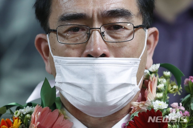 제21대 국회의원선거 강남구갑 태구민(태영호) 미래통합당 당선자가 2월 16일 새벽 서울 강남구 선거사무소에서 애국가 제창을 하며 눈물을 흘리고 있다. 사진=뉴시스