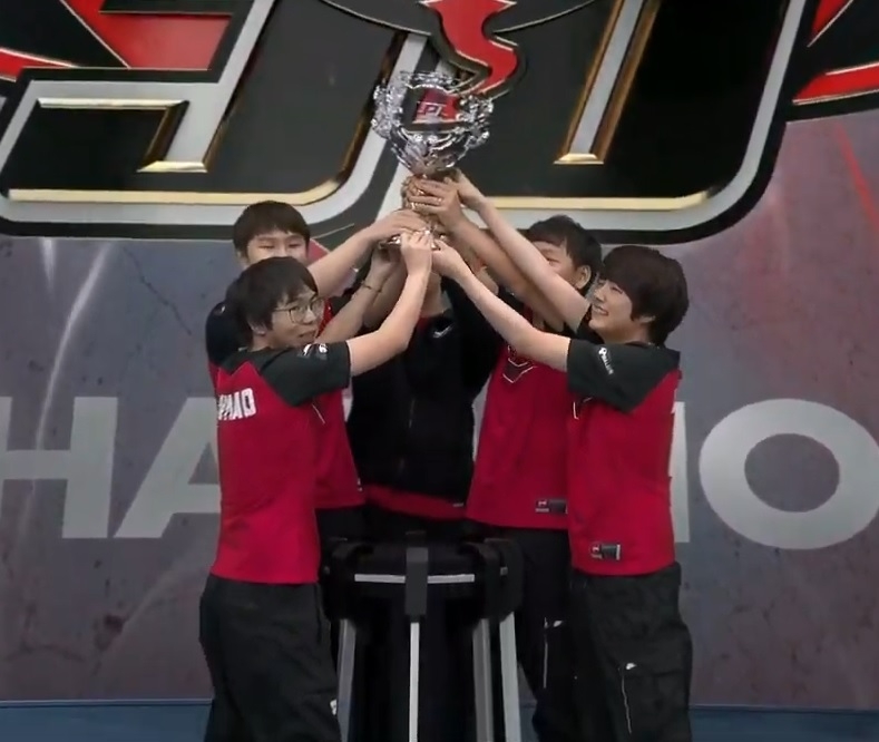 LPL에서 처음으로 우승한 JDG(사진=생중계 화면 캡처).