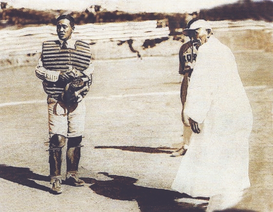 야구대회에서 시구하는 월남 이상재. 대부분 각종 자료에서는 이 사진이 제1회 전조선야구대회에서 월남 이상재의 시구하는 모습이라고 설명하고 있으나 여러 정황으로 미루어 다른 대회 시구 모습으로 보인다.