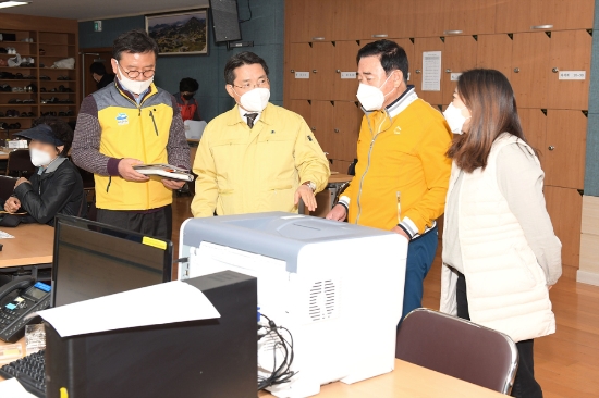 권오봉 여수시장이 지난 4월 23일 오전 코로나19 긴급생활비 지원 접수가 한창인 주민센터 5곳을 방문해 시민들의 고충을 살피고 직원들을 격려하고 있다./사진=여수시
