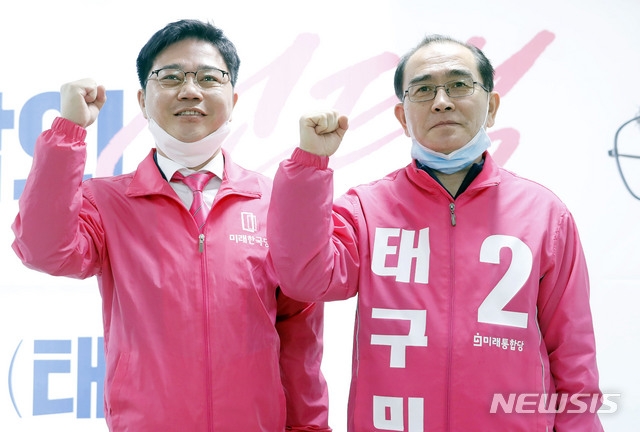 제21대 총선 미래한국당 비례대표 지성호(왼쪽) 후보가 지난 4월 10일 서울 강남구갑 미래통합당 태구민(태영호) 후보의 선거사무소를 방문해 태 후보와 면담 후 포즈를 취하고 있다. 사진=뉴시스