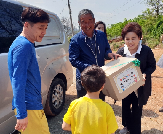 함평군은 4일 어린이 날을 맞아 가정에 '열려라 소원보따리' 선물을 전달하고 있다./사진=함평군