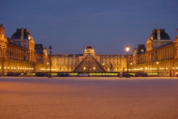 루브르 박물관은 문화의 도시 파리를 상징하는 건축물이자 박물관이다.