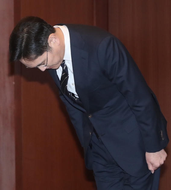 (사진=뉴시스) 이재용 삼성전자 부회장이 6일 오후 서울 서초동 삼성사옥에서 경영권 승계 및 노동조합 문제 등과 관련해 대국민 사과를 하고 있다.