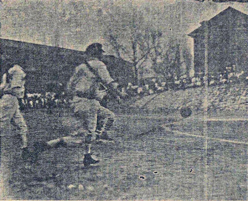 한겨울인 1921년 2월에 열린 제1회 전조선축구대회 경기 모습. 이 대회는 준비 부족으로 우승팀을 가리지 못한 채 파행으로 끝나고 말았다.[매일신보 캡쳐] 