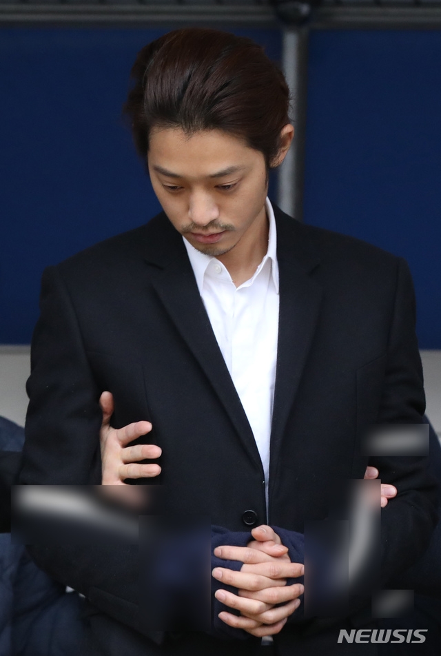 성폭력범죄의 처벌 등에 관한 특례법 위반(카메라 등 이용 촬영)과 정보통신망법상 음란물 유포 혐의를 받는 가수 정준영이 지난해 3월29일 서울 종로구 종로경찰서에서 기소의견으로 검찰에 송치되고 있다.